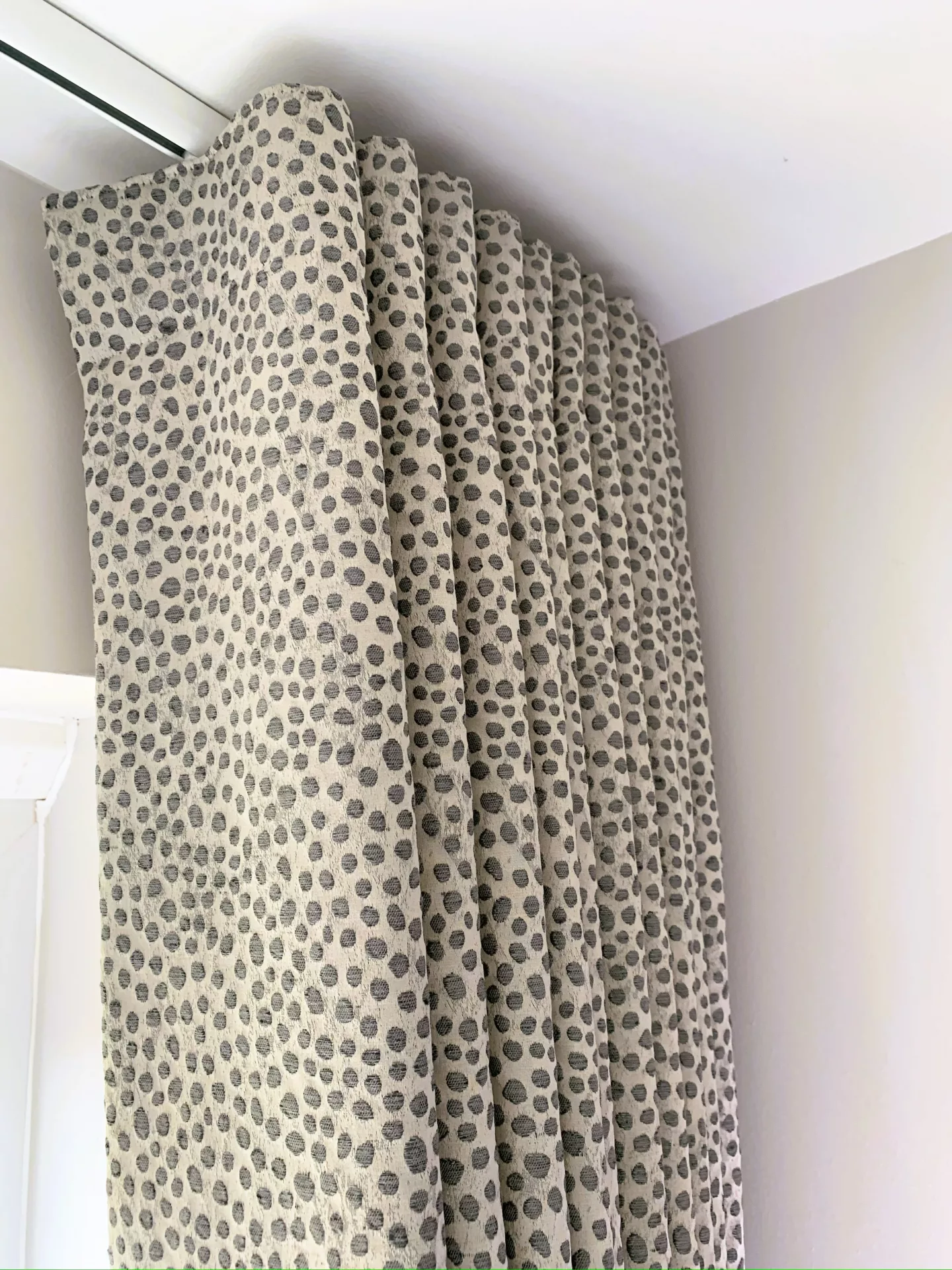Close up of 80mm Wave curtain heading in a modern texturedfabric with ceiling mounted Silent Gliss track